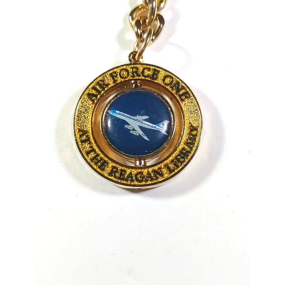 Air Force One Reagan Library Souvenir Welcome Aboard Spinner Keychain - Picture 7 of 7